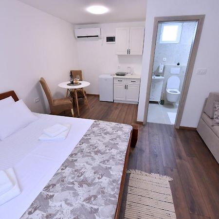Airport Apartments Tri Hrasta ポドゴリツァ エクステリア 写真