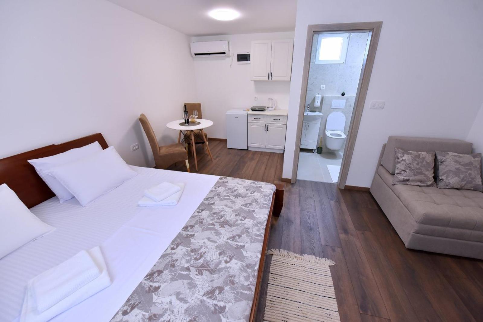 Airport Apartments Tri Hrasta ポドゴリツァ エクステリア 写真