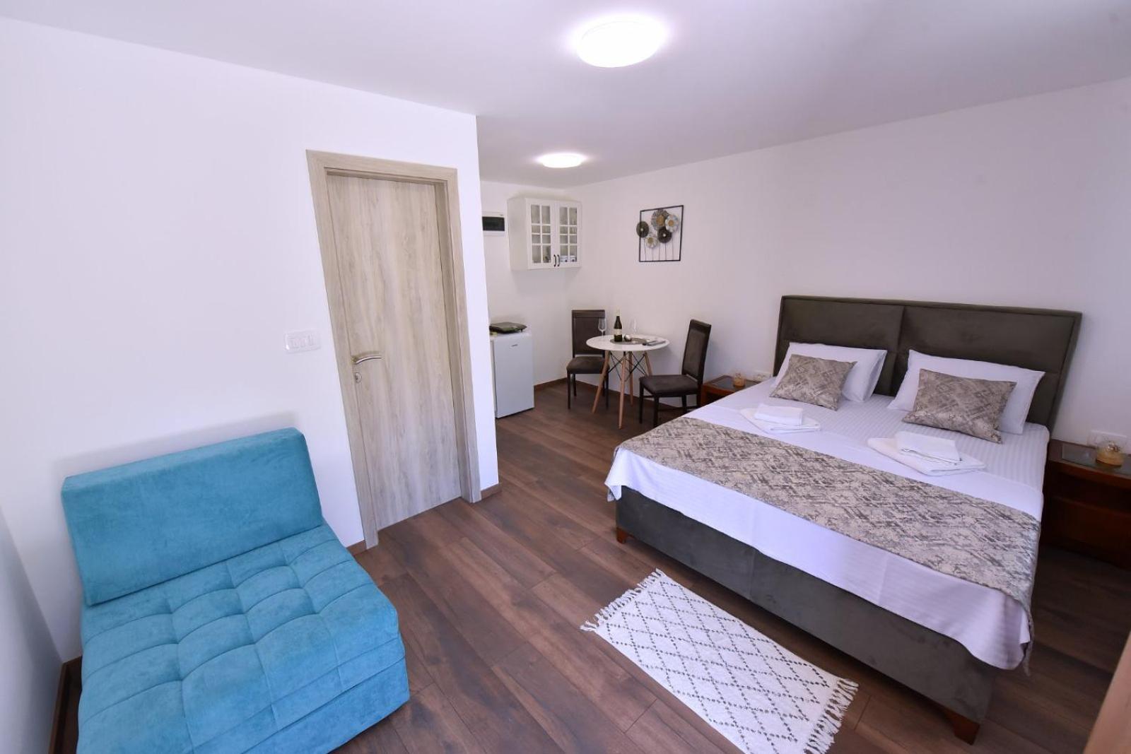 Airport Apartments Tri Hrasta ポドゴリツァ エクステリア 写真
