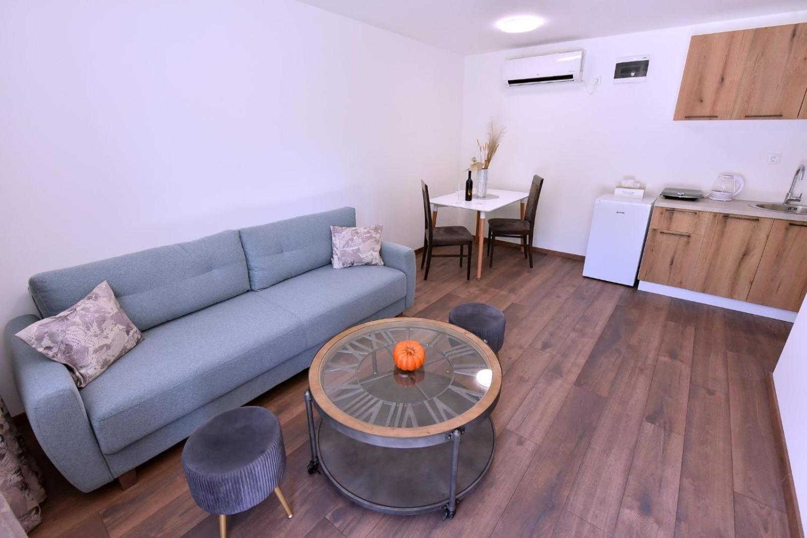 Airport Apartments Tri Hrasta ポドゴリツァ エクステリア 写真