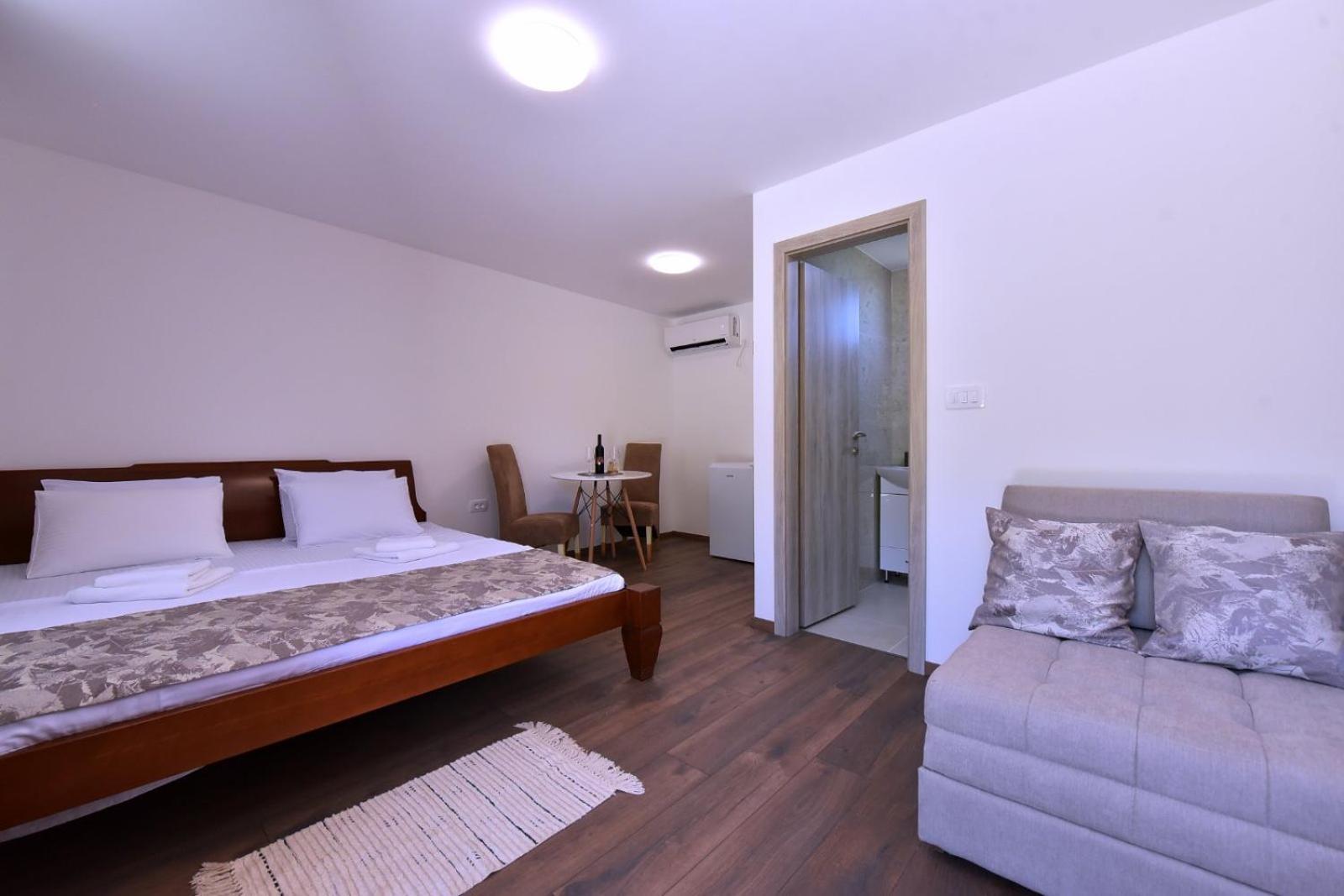 Airport Apartments Tri Hrasta ポドゴリツァ エクステリア 写真