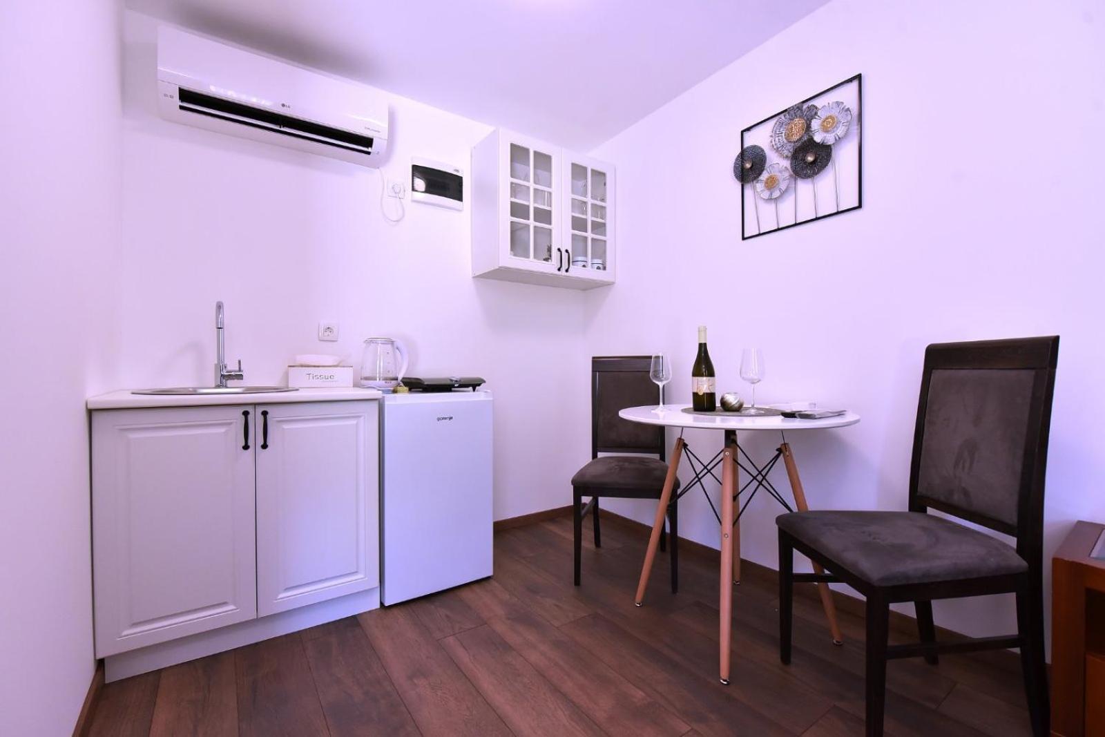 Airport Apartments Tri Hrasta ポドゴリツァ エクステリア 写真