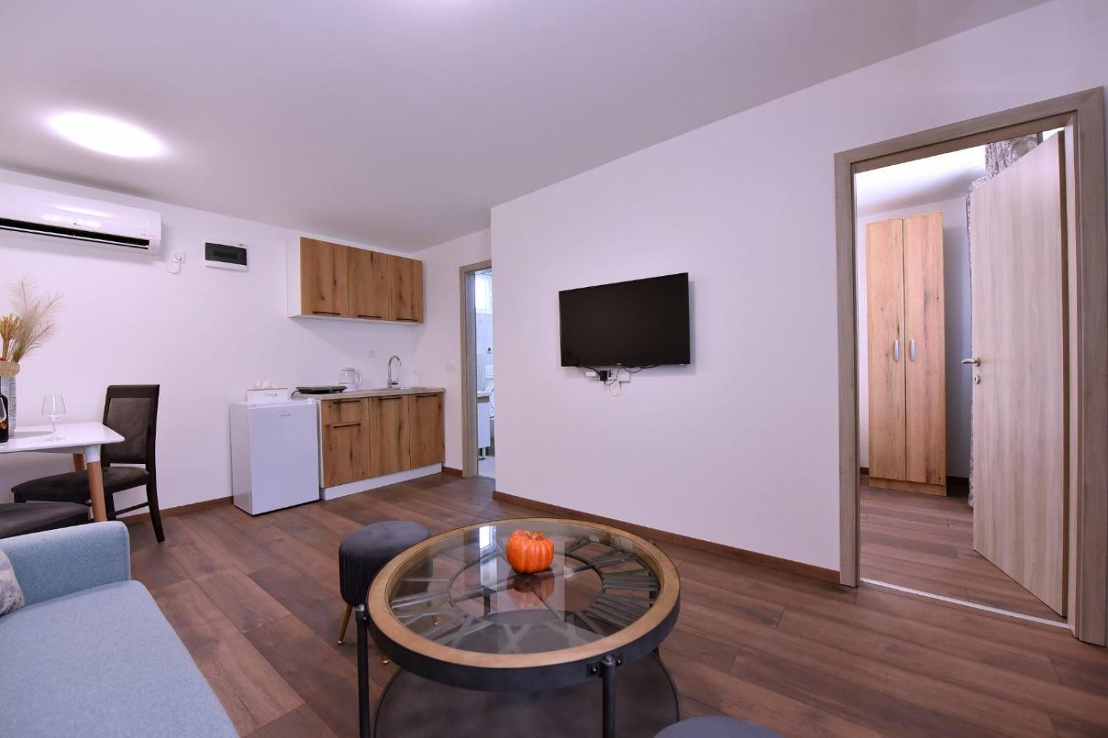 Airport Apartments Tri Hrasta ポドゴリツァ エクステリア 写真