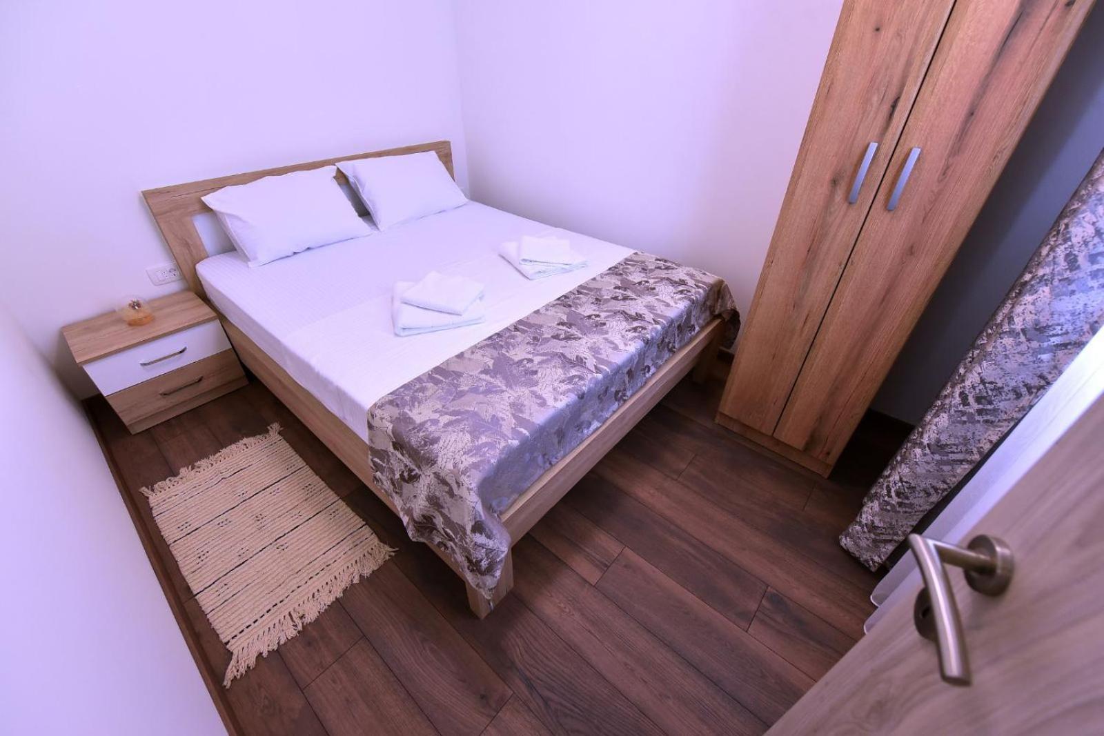 Airport Apartments Tri Hrasta ポドゴリツァ エクステリア 写真