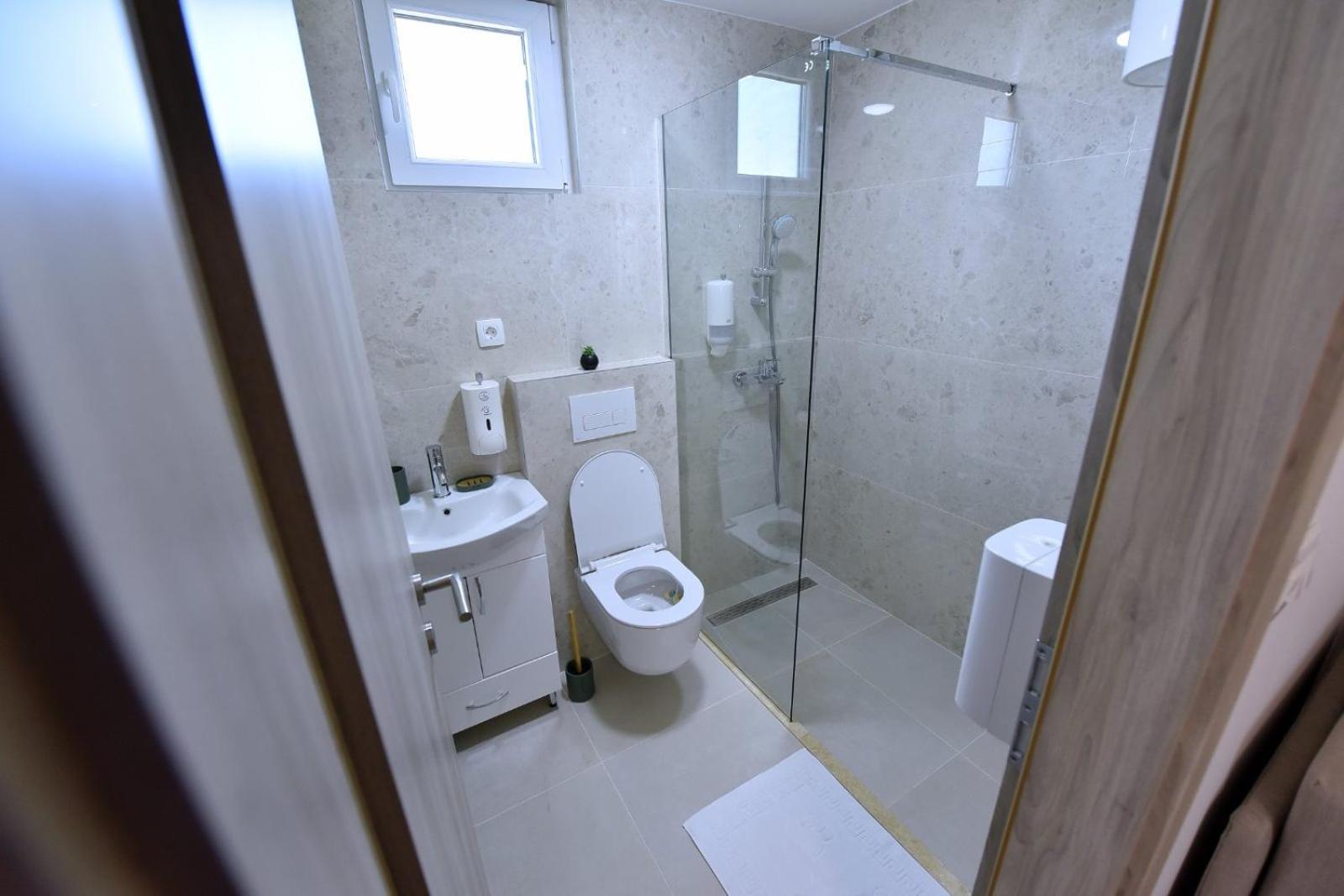 Airport Apartments Tri Hrasta ポドゴリツァ エクステリア 写真